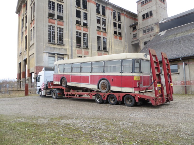 Convoi exceptionnel amenant un autocar Berliet PCMU vers le Conservatoire