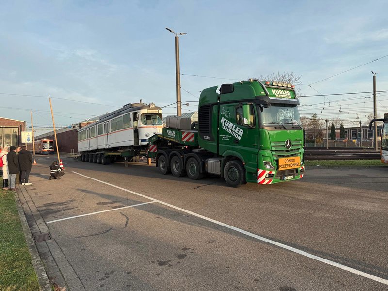 Tramway Duewag GT6 transporté vers le Conservatoire des Transports